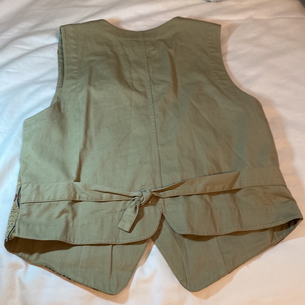 Sz L VINTAGE HEAVYWEIGHT COTTON/TAPESTRY STYLE VESTopen pockets, adjustable back - Picture 2 of 2